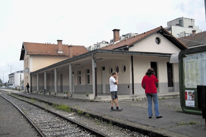 Železniška postaja Domžale nima urejenega prehoda na drugo stran mesta.
