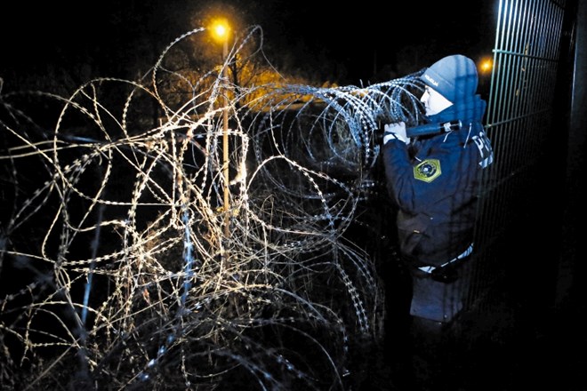 Skrivnostna rezalna žica na meji s Hrvaško stoji že skoraj dve leti.