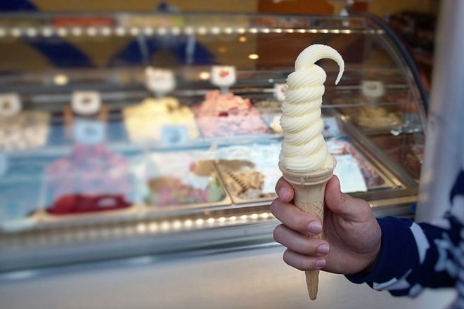 Slaščičarji zaradi povišanja cen iz ponudbe umikajo pravi vaniljin sladoled
