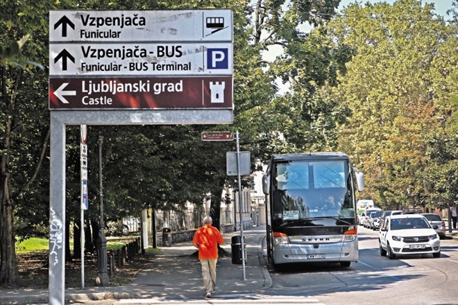 V Streliški ulici so za turistične avtobuse trenutno urejeni štirje parkirni prostori, kjer lahko vozniki ustavijo za največ...
