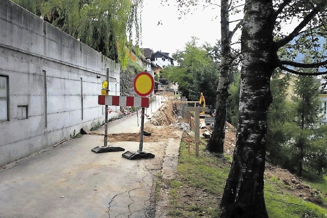 Po Murovi, najstarejšem delu Jesenic, se je med pripravljalnimi deli za gradnjo kanalizacije mogoče zgolj sprehoditi, za...