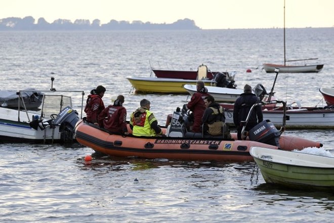Policija s pomočjo potapljačev v vodi išče novinarkine ude in glavo, pa tudi oblačila, v katerih se je vkrcala na podmornico....
