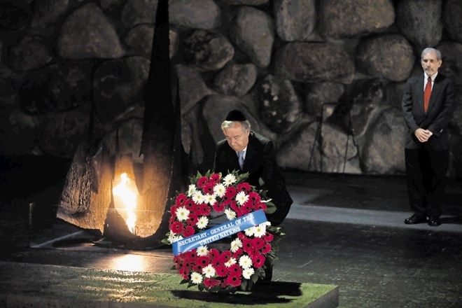 Generalni sekretar ZN Antonio Guterres se je med svojim prvim obiskom v Izraelu v spominskem centru Jad Vašem poklonil žrtvam...