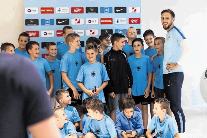 Otroci, ki trenirajo pri nogometnem klubu iz Preddvora, so izkoristili priložnost za fotografiranje z reprezentantom  Janom...