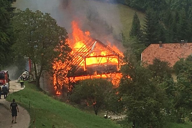 Udar strele je bil kriv tudi za požar v Raduhi, kjer je zgorelo gospodarsko poslopje Bezovnikovih.