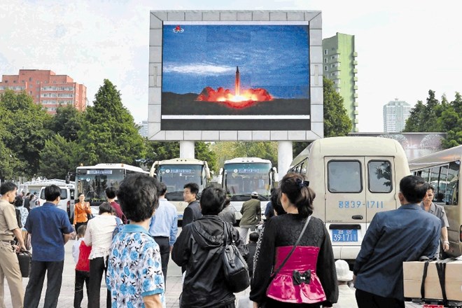 Severni Korejci so si v glavnem mestu  poročila o novem raketnem poskusu svoje države lahko  ogledali na velikem ekranu na...