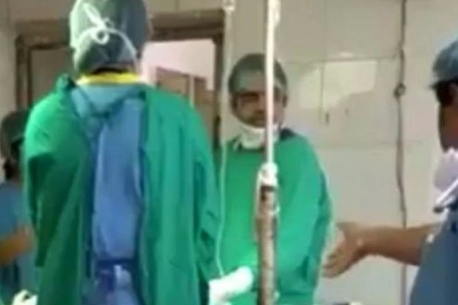 Zdravnika sta se med operacijo skregala in žalila v hindujščini. youtube