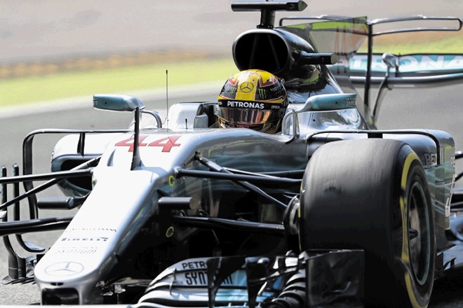 Lewis Hamilton je bil najhitrejši na prvem prostem treningu v Monzi.