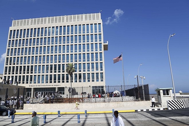Nekateri ameriški diplomati na Kubi trajno ostali brez sluha, drugi imajo možganske poškodbe