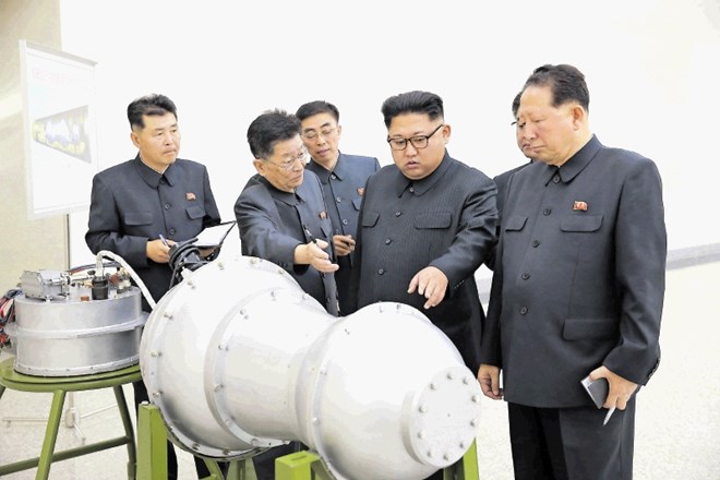 Kim Jong Un si je po navedbah državne tiskovne agencije KCNA na fotografiji, ki jo je prenesel Reuters, ogledal dosežke...