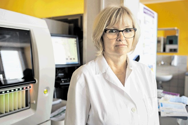 Prim. Irena Bricl pred napravo za določanje krvnih skupin v odseku za prenatalno diagnostiko Zavoda za transfuzijsko medicino...