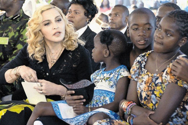 Madonna s sinom Davidom ter hčerkama Estere in Mercy