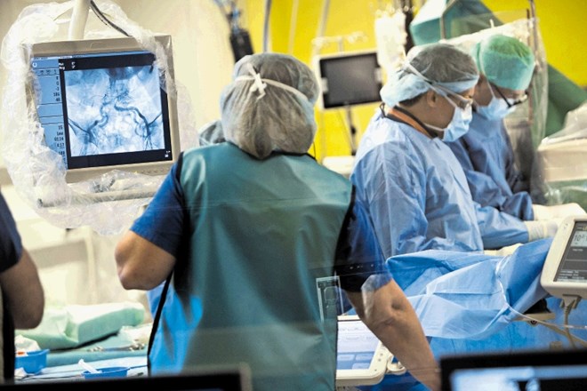 V UKC Ljubljana po novem uporabljajo tri tipe zaklopk, ki jih bolnikom v srce vstavljajo po žili. Poseg opravljajo samo v tej...