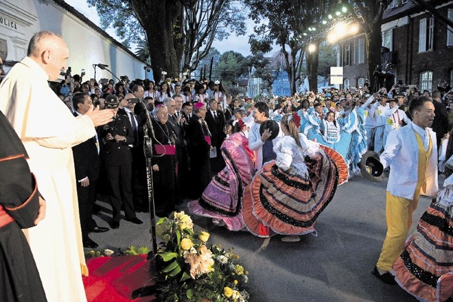 Papeža Frančiška so pred vatikanskim veleposlaništvom v Bogoti ob prihodu na šestdnevni obisk Kolumbijci pozdravili tudi s...