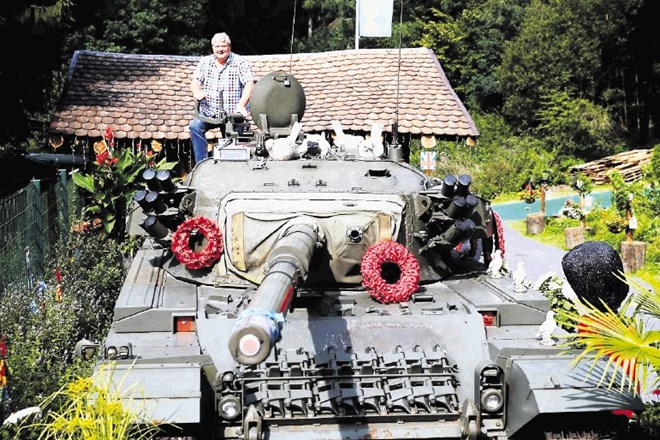 Zame je ta vojaški tank spomenik miru. Okrasil sem ga z veliko maka in z belimi golobi, pravi Gary Blackburn.