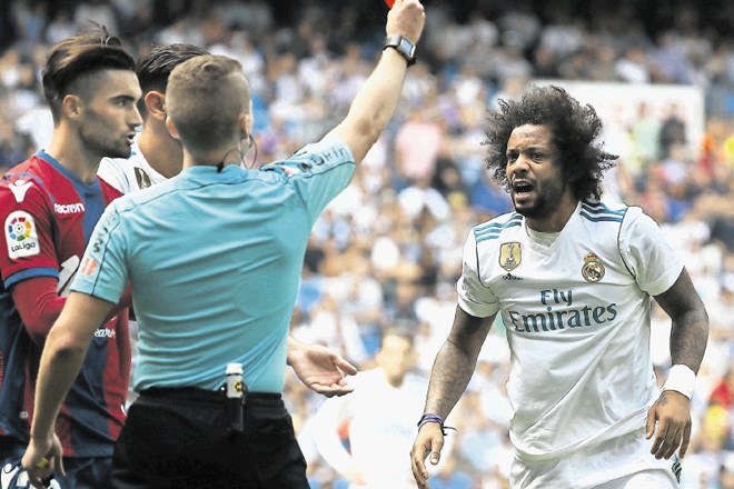 Nogometaši Reala (na fotografiji desno je Marcelo) so morali v tej sezoni že trikrat pod prho zaradi rdečih kartonov.