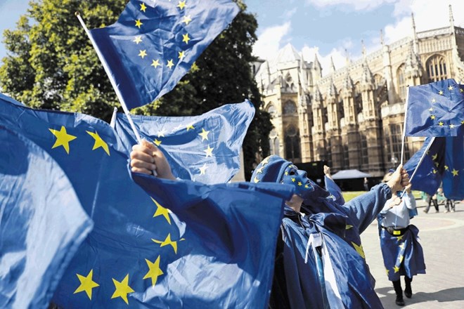 Zagovorniki britanskega članstva v EU protestirajo pred parlamentom pred glasovanjem o velikem razveljavitvenem zakonu.