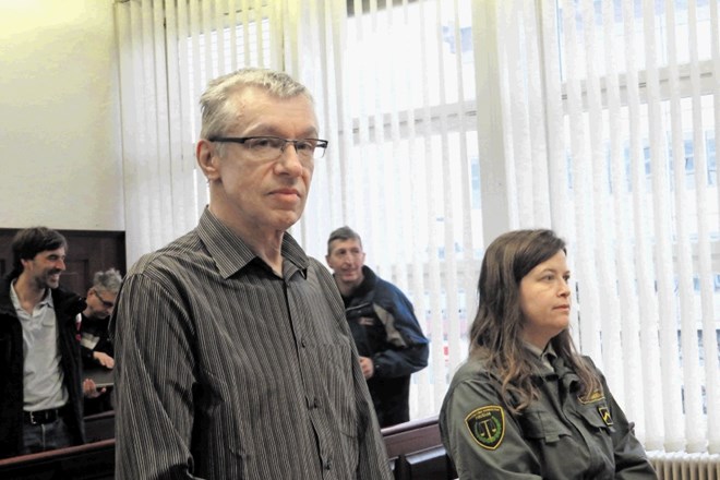 Blaž Kujundžič je bil na koncu pravnomočno obsojen na pet let zapora, v kar  je vštet tudi čas, ki ga je od aretacije  prebil...
