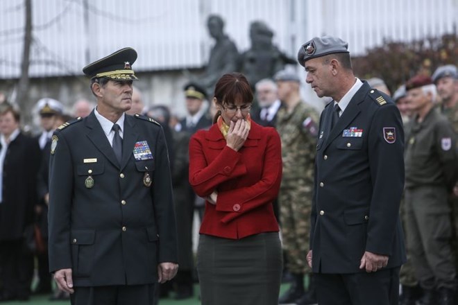 Ministrica za obrambo Andreja Katič (na sredini).