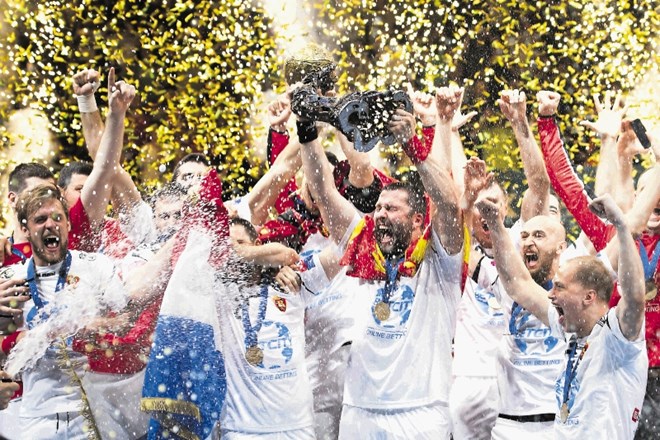 Rokometaši Vardarja so se v minuli sezoni v Kölnu takole veselili prvega naslova klubskega prvaka Evrope.