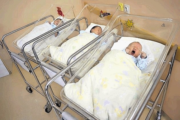 Porod na domu za zdaj ni umeščen v slovensko javno zdravstvo. Nekatere ženske, ki ne želijo rojevati v porodnišnicah, temu...