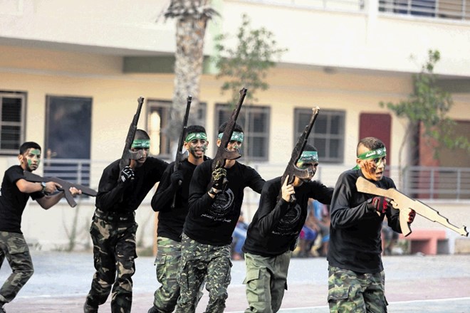 Palestinska mladina med vajo v poletnem taboru Hamasa v Al Bureiju. Hamas pravi, da je pripravljen na pomiritev s Fatahom.