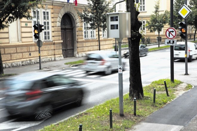 Čez Roško cesto vodi šolska pot dijakov srednje ekonomske šole, vozniki pa pogosto prekoračijo omejitev tudi z vožnjo čez...