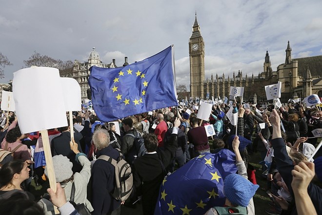 Velika Britanija pripravljena ob odhodu iz EU plačati 20 milijard evrov 