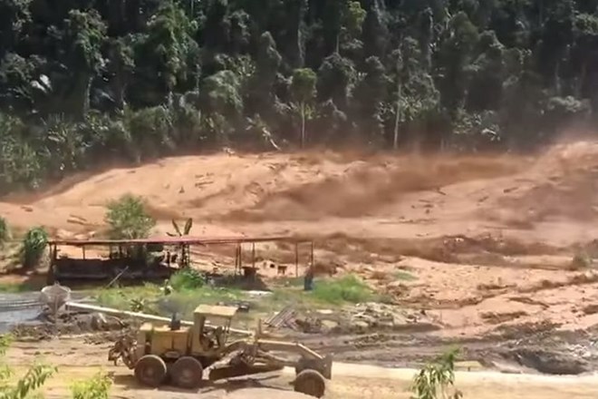 Video: V Laosu je zaradi narasle vode popustil jez