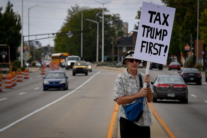 Protestnik med Trumpovim govorom o davčni reformi v Indianapolisu