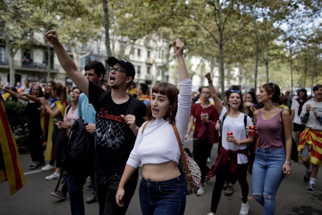 Študentje na včerajšnjem protestu proti zatiranju nedeljskega referenduma v Barceloni