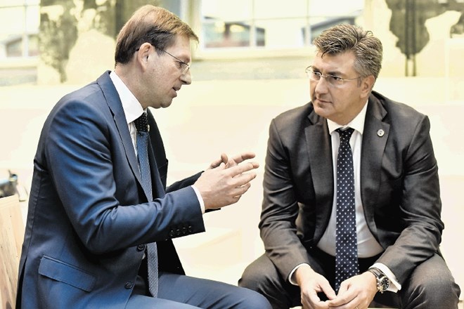 Predsednik vlade Miro Cerar (levo) se je ob robu digitalnega vrha EU v estonskem Talinu srečal tudi s hrvaškim premierjem...