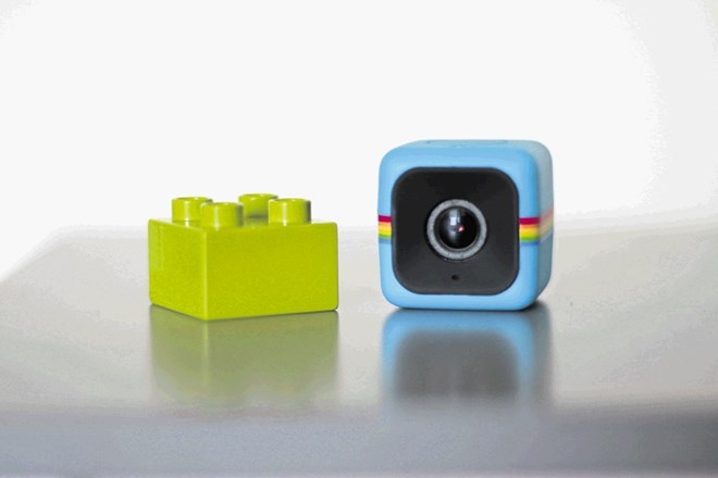 Kamera  polaroid cube zajema video v polni ločljivosti in je zaradi majhnosti neobičajno priročna.