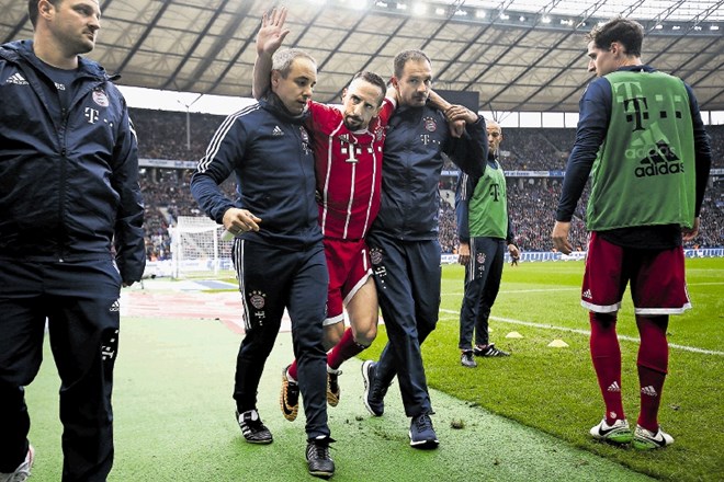 Franck Ribery je moral zaradi poškodbe kolena v drugem polčasu tekme proti Herthi iz Berlina zapustiti zelenico.