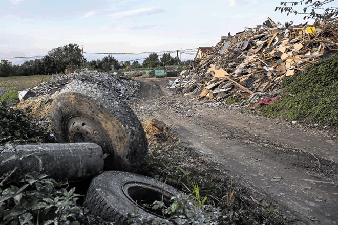 Le nekaj metrov stran od hiš in njive se v Dobrunjah bohotijo smeti, za katere je odgovorno podjetje Rematom.