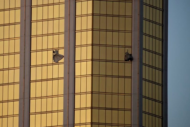 62-letnik na množico v Las Vegasu streljal kar enajst minut, na hodnik pred sobo namestil več kamer