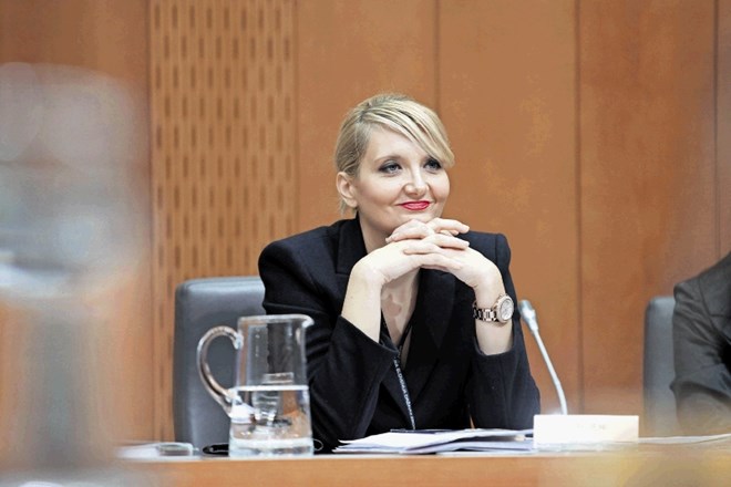 Ministrica za notranje zadeve Vesna Györkös Žnidar je včeraj v parlamentu preživela milejši »spopad«, kot jih je sicer...
