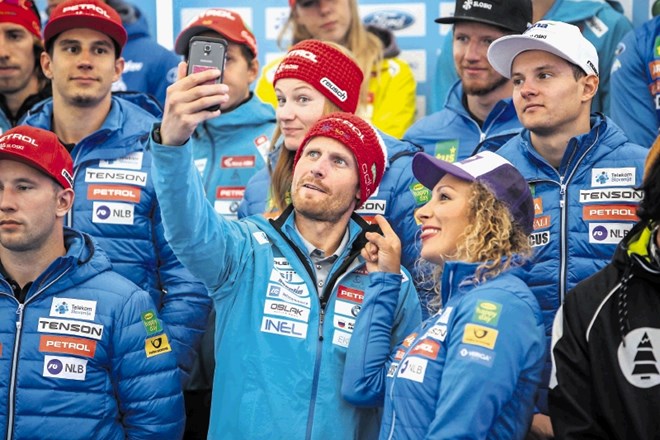 Biatlonec Klemen Bauer je v družbi alpske smučarke Ilke Štuhec in drugih zimskih športnikov ovekovečil predstavitev pred...