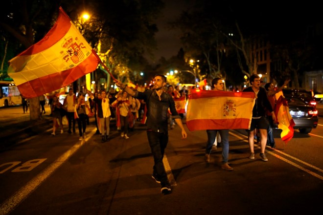 Protestniki s španskimi zastavami na včerajšnjem protestu v Barceloni proti neodvisnosti Katalonije