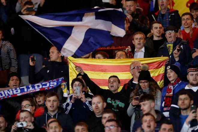 Škoti so včeraj premagali Slovake z 1:0, na tribunah pa je bilo med škotskimi navijači videti tudi zastave v podporo...