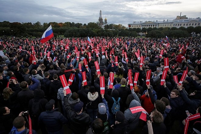 V Rusiji na protestih proti Putinu aretirali več kot 270 ljudi 