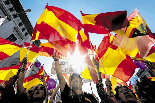 Španci protestirajo  proti odcepitvi Katalonije na shodu sredi Barcelone.
