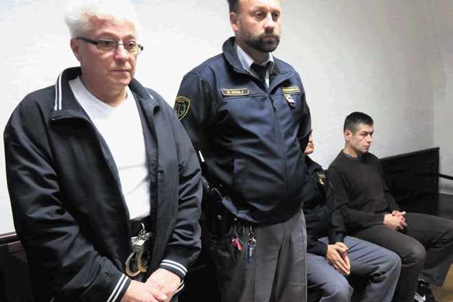 Milan Vajda (stoji) in Andrej Bagari (na klopi) sta na današnjem predobravnavnem naroku zavrnila krivdo za smrt 64-letnega...