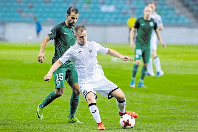 Vezist Rudarja Ilja Antonov (v beli majici) je pred derbijem z Mariborom v dobri formi, saj je v torek dosegel zadetek za...
