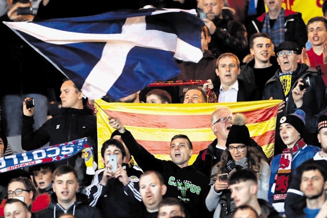 Škotski navijači držijo katalonsko zastavo med nogometno tekmo škotske reprezentance. Zaradi teženj v obeh regijah mnogi...