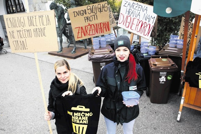 Katja Sreš iz Ekologov brez meja in Vesna Fabjan iz Snage sta včeraj zavzeto širili sporočilo: »Ne meč’mo hrane stran!« In da...