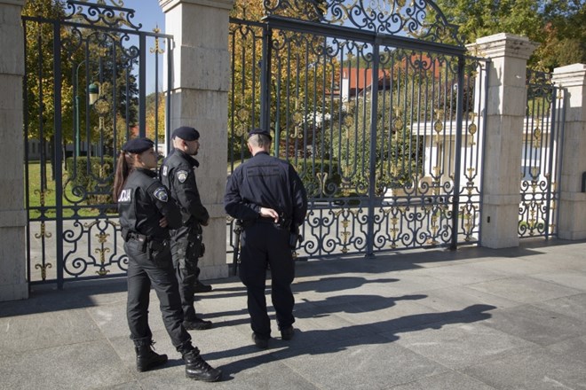 Policisti danes zjutraj pred Todorićevo rezidenco v Zagrebu.