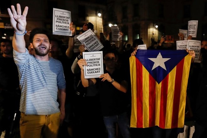 Po priporu voditeljev katalonskih civilnih združenj v Barceloni protesti