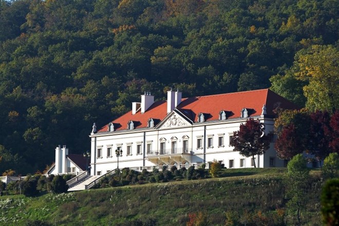 Preiskovalci nadaljujejo hišne preiskave velikanske nepremičnine družine Todorić, bolj znane kot Kulmerjevi dvori v Zagrebu.