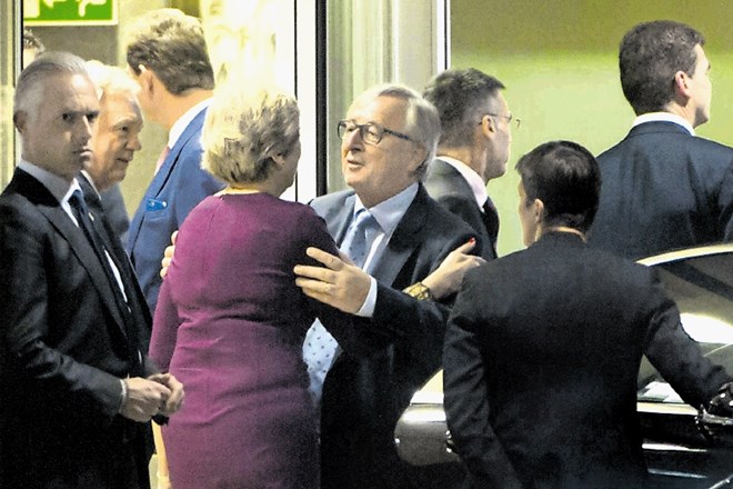 Ob odhodu Mayeve po srečanju z Junckerjem niso organizirali pravega fototermina, slovo je bilo zato  videti precej...